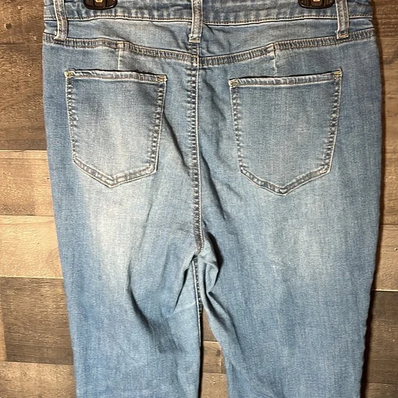Distressed Tinseltown Blue Jeans - Picture 5 of 8